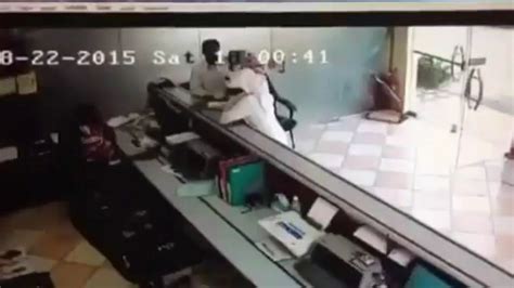 فيديو ملثم يطلق النار على موظف بإحدى الشركات السعودية ويفّر ها