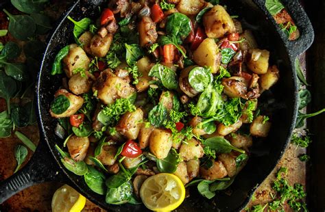 It offers vegetarian recipes for children and all the here you will find exciting and nutritious vegetarian / vegan recipes that will tempt your children to eat well and provide them with a nutritious, balanced diet. 100 Plant-Based Recipes - Heather Christo