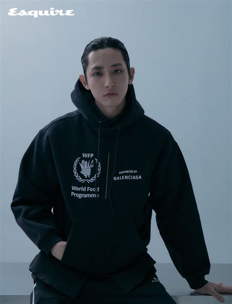 He walked down the runways of the nation's famous fashion brands including general idea and song zio, and did cover shoots for several renowned fashion magazines such as gq, bazaar and elle. Lee Soo-hyuk's photoshoot and Interview with the public.
