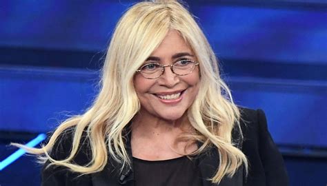 Italian actress & anchor, born in venice 20th october 1952. Domenica In, tenero gesto di Mara Venier a Pasqua: le ...