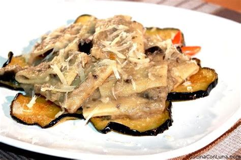 Approfittando di un paio di melanzane che avevo ancora, e fortunatamente, in frigo mi sono dedicata a questa versione senza salsa di uno dei piatti più amati dagli italiani. Pasta con melanzane in bianco | LunaMagazine
