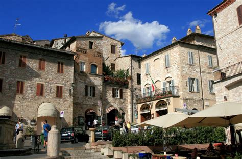 It allow change of map scale; Travel & Adventures: Umbria. A voyage to the Umbria region ...