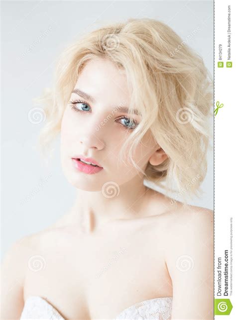 Jeune Femme Blonde Avec Des Yeux Bleus Verticale Dune Belle Fille Blonde Image Stock Image Du