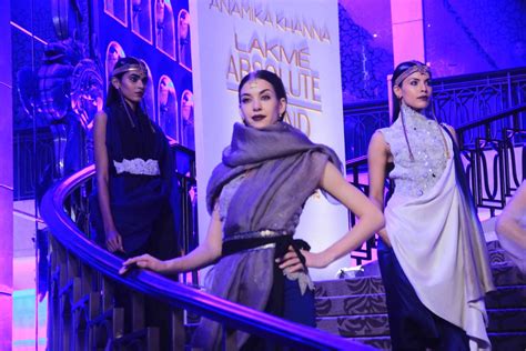 Lakme Fashion Week 2015 Grand Finale Kareena Kapoor Khan Sizzles In Anamika Khannas Creation