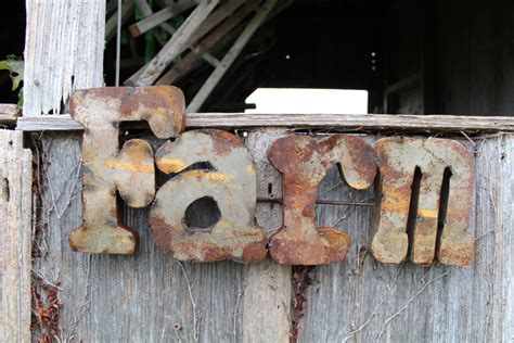 Rustic farmhouse wall decor | do you love the farmhouse style? Rustic Metal Farm Sign Country Hanging Wall Decor