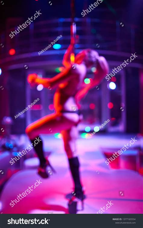 Young Sexy Woman Pole Dancing Striptease Foto Stock 1377165554