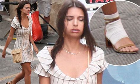 Emily Ratajkowski Sports Bandage On Foot For Welcome Home Daily Mail Online