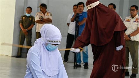 Wanita Pelaku Perzinahan Di Aceh Barat Pingsan Usai Dicambuk 100 Kali