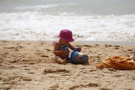 Fotoğraf plaj deniz sahil kum okyanus oyun kıyı dalga çocuk
