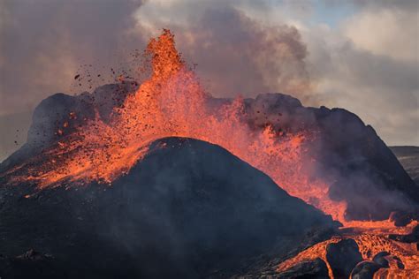 Storm Chaser Captures Incredible Footage Of Icelands Fagradalsfjall Volcano Daily Viral