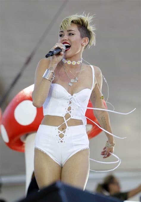 Miley Cyrus Does It Again Entertainment Gallery Newsthe Indian Express