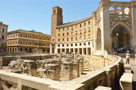 Unione sportiva lecce official account #forzalecce #avantilecce m908 @leccestoreofficial ⚽️ @leccewomen www.uslecce.it. Lecce, Italië - 2 augustus 2017: Romeinse amfitheater met ...