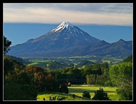 Nova Zelândia The Dormant Volcano Mt Taranaki Or Mt Egmont Rises