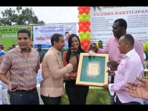 El 9 de noviembre de 2005 martínez se casó con la comunicadora dominicana carolina cruz rodríguez. Dr. Alberto Diaz entrega reconocimiento a esposa de Pedro ...