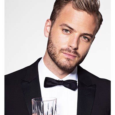 In 2020 keert jim na 13 jaar solo terug in het theater met het persoonlijke programma klein. Jim Bakkum | V.I.P. Fabriek
