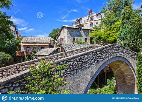 Bosnia Y Herzegovina Mostar Antigua Vista Del Puente Imagen De Archivo