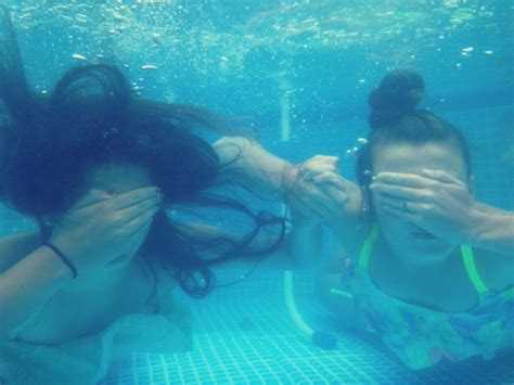 Take A Picture Under Water With Your Best Friend Water Pictures