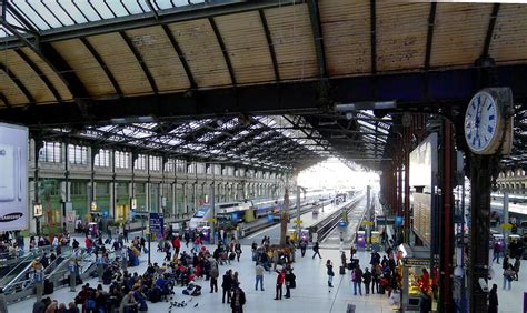 D'après cnews, trois individus ont été interpellés puis déférés à l'issue de leur garde à vue après une violente rixe qui s'est déroulée le 19 juin vers 23h à la gare de lyon de paris sur les quais du rer d. Plan Gare de Lyon sur la carte de Paris