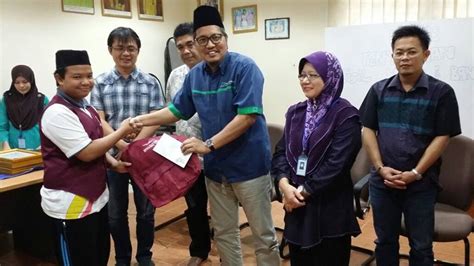 Bantuan kemasukan ke institusi pengajian. MAJLIS PENYERAHAN BANTUAN DAN SIJIL WAKAF, MIRI : TABUNG ...