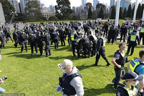 cops swarm on anti lockdown protesters in melbourne for freedom day rally daily mail online