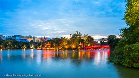 Geniet van de relatieve rust in deze drukke stad door eens rond de lake te wandelen en ergens een drankje te pakken heerlijk. Hoan Kiem Lake & Ngoc Son Temple in Hanoi - Hanoi Attractions