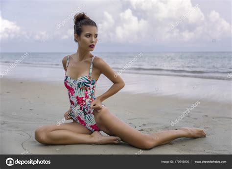Schöne Sexy Asiatische Modell Trägt Bikini Posiert Vor Dem Strand An Einem Sonnigen Tag