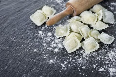 Portate a bollore abbondante acqua salata. Ravioli fatti in casa: come fare? Ricetta e cottura ...