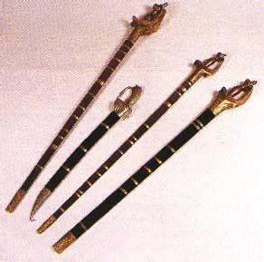 Keris panjang literally means long keris, a weapon mostly associated with sumatra and malaysia. WARISAN RAJA & PERMAISURI MELAYU: Alat Kebesaran Diraja Perak.