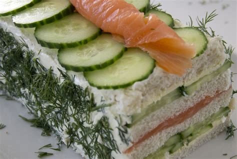 Recept voor broodtaart met zalm en komkommer