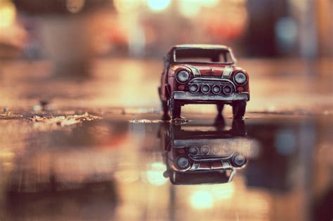 Selain mengubah foto bisa menjadi cantik ada juga beberapa aplikasi yang dapat mengubah foto menjadi efek kecil atau jadi miniatur. Travelling Cars: Photographer goes on exciting mini adventures with tiny toy cars | Creative Boom