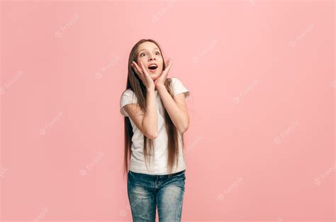 hermosa jovencita mirando sorprendido aislado en rosa foto premium