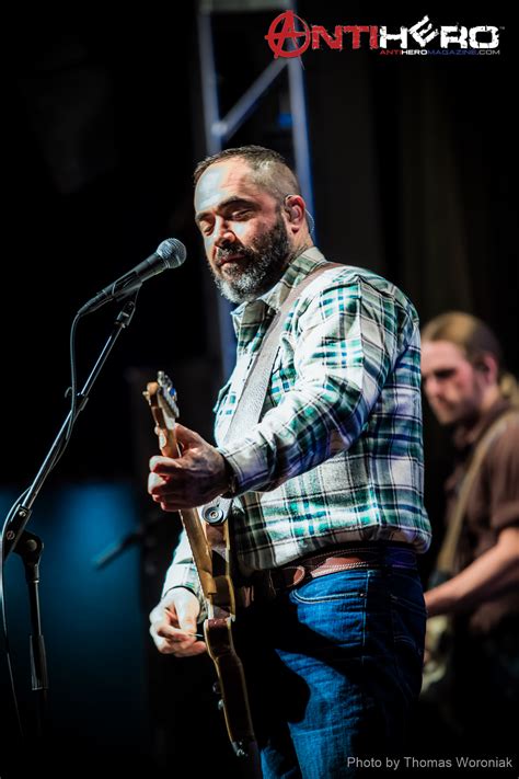 Country rock star aaron lewis's patriotic anthem am i the only one soared up the itunes charts, passing big red machine's renegade featuring taylor swift, over the july 4th weekend. Concert Photos: Aaron Lewis | Antihero Magazine