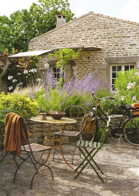 Our french country decor collection offers a balance of the refined, french country style and french provencal style and the charming, country cottage home. Décor de Provence: More Inspiration from Provence!