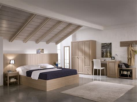 La camera da letto è fondamentale, il tuo piccolo nido accogliente che decori con cura, dettaglio dopo dettaglio. Camera hotel/albergo in legno di pino | Camera da letto minimalista, Camere, Arredamento
