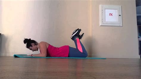 Бедрено сгъване от лицев лег с дъмбел Lying Leg Curl With Dumbbell