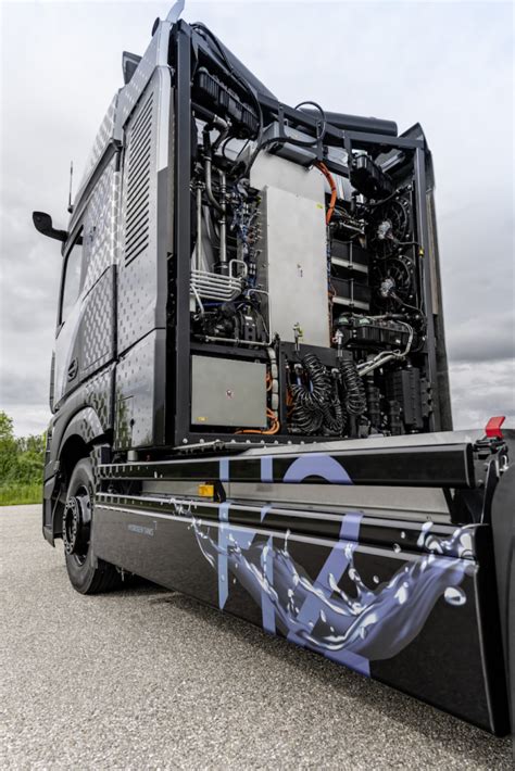 Daimler Trucks Begins Rigorous Testing Of Its Fuel Cell Truck Green