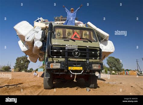 Oase Kufra Ueberladener Lkw Afrika Fotos Und Bildmaterial In Hoher Auflösung Alamy