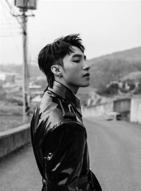 Born and raised in thái bình city, thái bình province, his family discovered his singing ability when he was two years old. Isaac, Sơn Tùng và loạt sao nam Vbiz sở hữu góc nghiêng cực phẩm