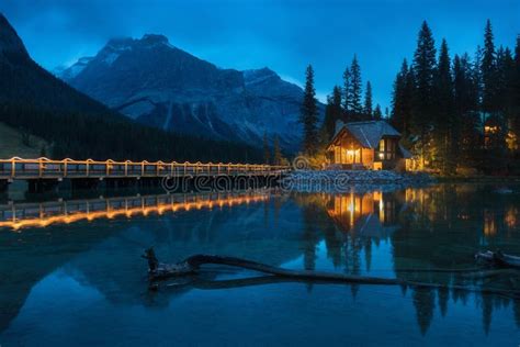Emerald Lake In Beautiful British Columbia Canada Cozy Cabin In Canada