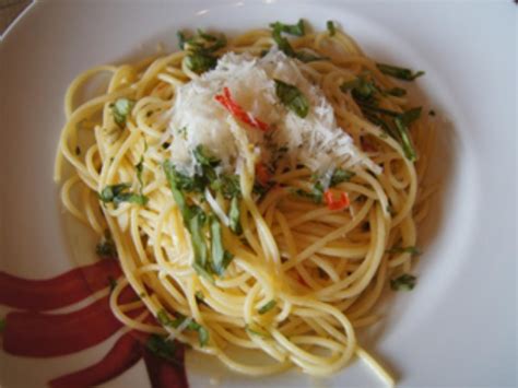 Spaghetti aglio e olio schritt 1: Spaghetti AGLIO, OLIO E PEPERONCINO - Rezept - kochbar.de