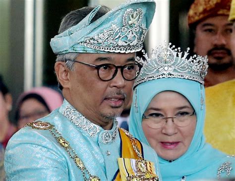 His children are married into the different royal houses of malaysia. Tunku azizah aminah maimunah iskandariah Tunku Azizah ...