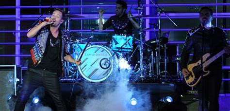 Tan bionica es una banda de pop, rock alternativo, pop rock y dance rock, surgida en buenos aires a principios de 2001, formada por chano moreno charpentier (voz). Tan Biónica tocó en vivo en la terraza de Ideas del Sur