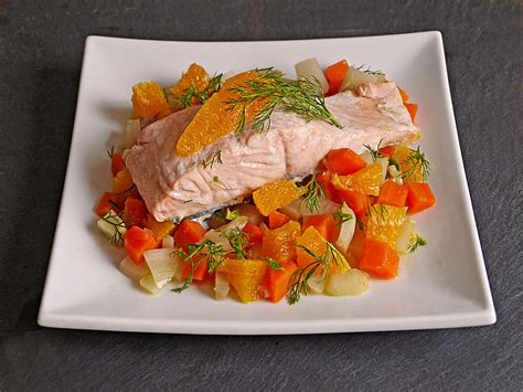 Sanft gegarter Lachs auf Möhren Orangen Fenchel