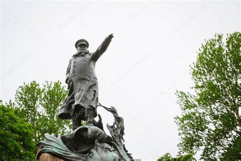 Monumento Al Almirante Stepan Osipovich Makarov En Kronstadt En La 2022