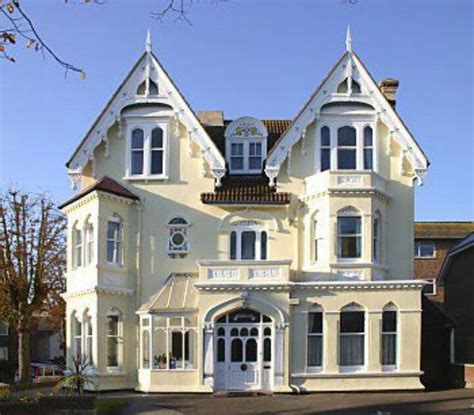 The edwardian era or edwardian period of british history spanned the reign of king edward vii therefore, people adopted modern style of accommodation. Pin by Jane Hall on Amazing Homes and Places | Edwardian ...