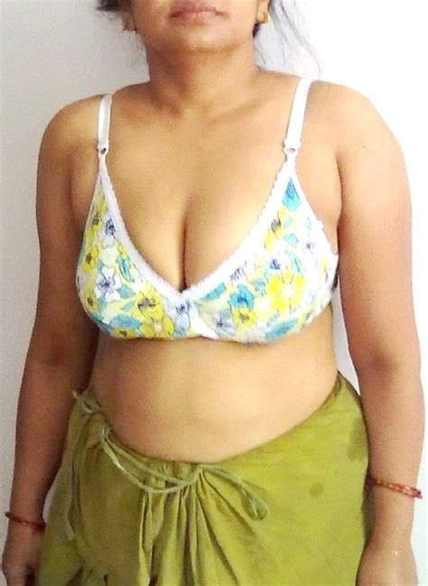 Desi Celebrity Indian Wife Shree Dressed Undressed Strip 6 Pics