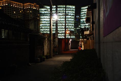 무료 이미지 빛 도로 밤 골목 도시의 도시 풍경 저녁 색깔 어둠 램프 조명 야간 하부 구조 스크린 샷