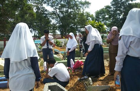 Jadi silalah belajar cara menutup pintu tanpa sebarang bunyi dan cara duduk yang tegak dan segak. Keluarga Besar SMP 7 Tanjungpinang Berduka, Bu'de Alm ...