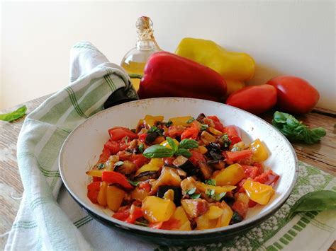 Pasta con melanzane e peperoni. Peperoni e melanzane in padella - Curmifood