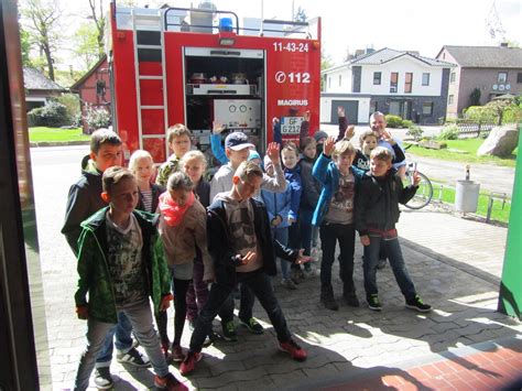 FFW Gifhorn Kästorf Isetalgrundschule zu Besuch bei uns in der Feuerwehr
